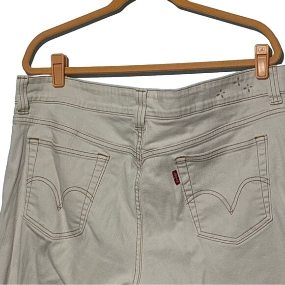 Levi's Beige Capris - Picture 7 of 11